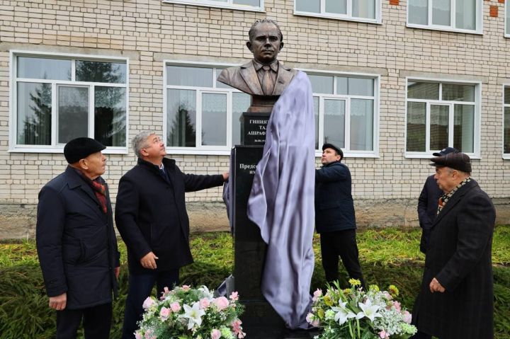 В деревне Татарское Танаево открыли бюст почетному гражданину Зеленодольского района Талгату Гиниятуллину