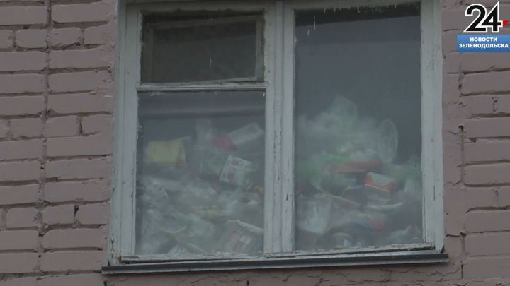 Жители дома на ул. Тургенева в Зеленодольске жалуются на захламленную квартиру из которой расползаются клопы