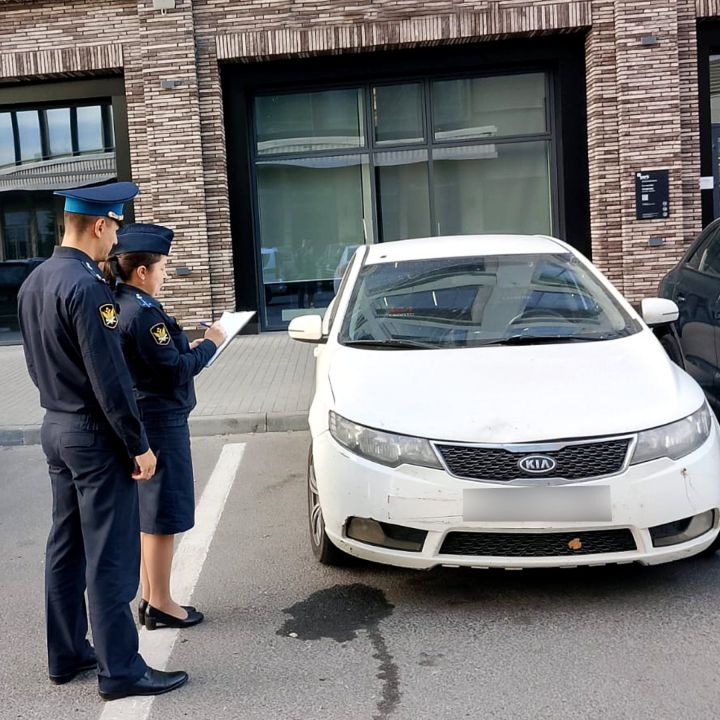 Подруга алиментщика осталась без машины у салона красоты