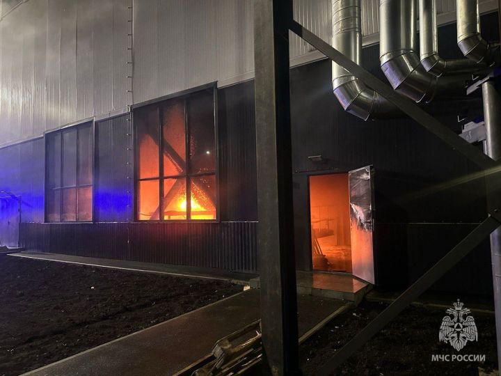 В Зеленодольске в строящемся здании предприятия произошел пожар