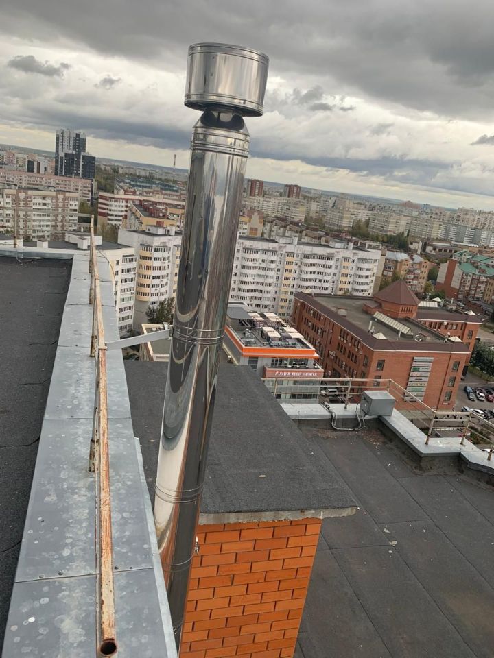 Казанец оборудовал камин на крыше 15-этажного дома