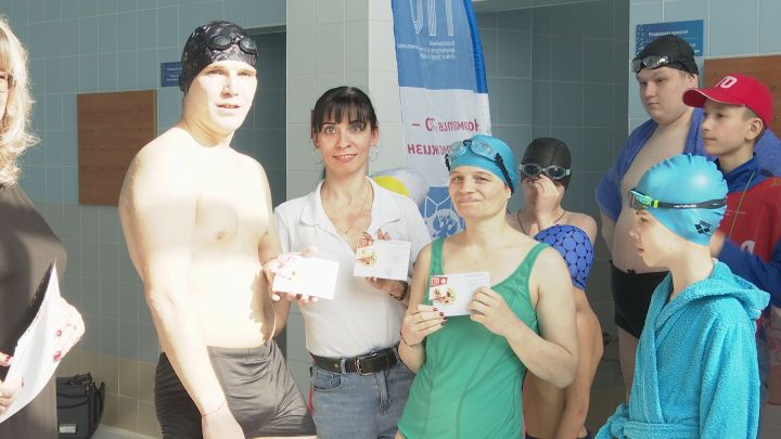 Тренер  адаптивной группы  Светлана Каюмова  более 10 лет учит плаванию особенных детей
