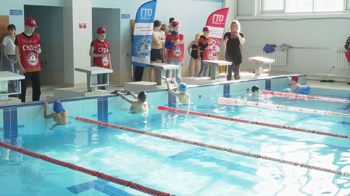 Тренер  адаптивной группы  Светлана Каюмова  более 10 лет учит плаванию особенных детей