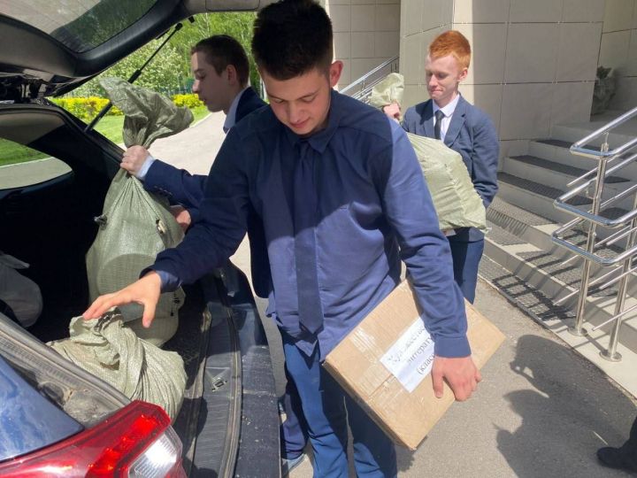 В Зеленодольском лицее № 1 прошёл мастер-класс по плетению «браслетов жизни»