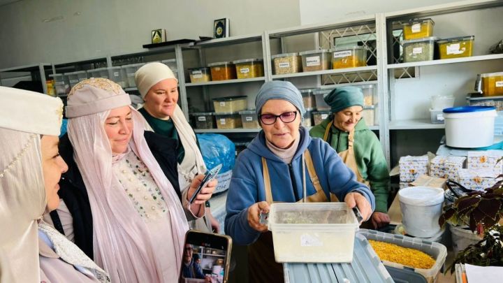 Татарские абыстаи посетили штаб по оказанию гуманитарной помощи «Суп – солдату»