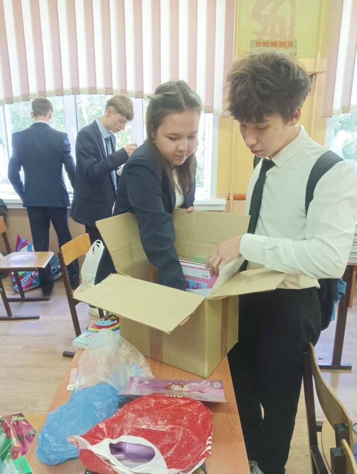 В Зеленодольском лицее № 1 прошёл мастер-класс по плетению «браслетов жизни»