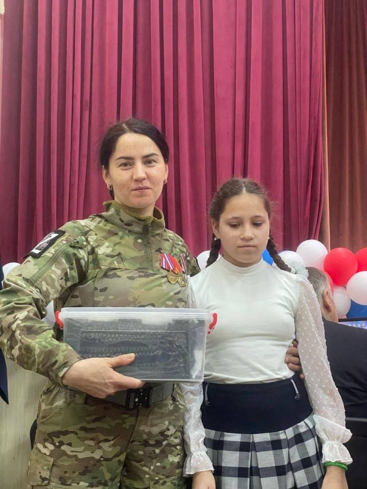 В Зеленодольском лицее № 1 прошёл мастер-класс по плетению «браслетов жизни»