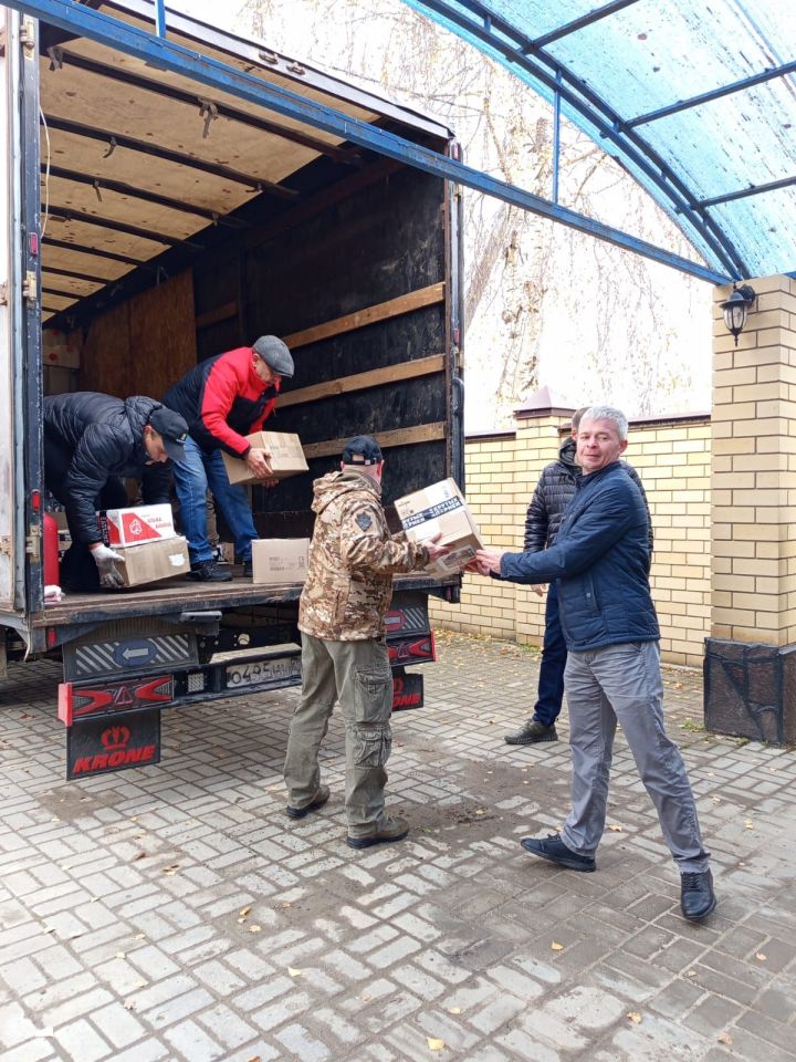 Большой гуманитарный конвой в очередной раз собрали в Айше на базе патриотического центра