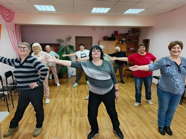 В Васильевском ДК для жителей старшего возраста проводят творческие мастер-классы