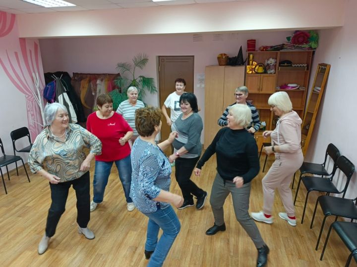 В Васильевском ДК для жителей старшего возраста проводят творческие мастер-классы