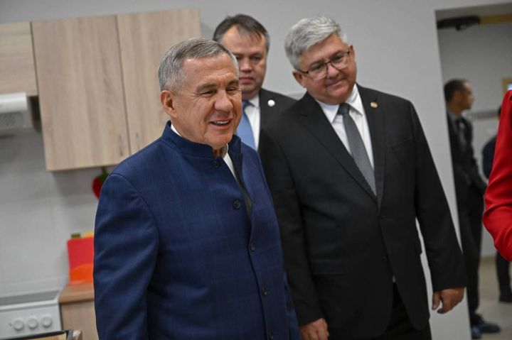 Раис Татарстана Рустам Минниханов в рамках рабочей поездки в Зеленодольск посетил новый «Дом Заботы»