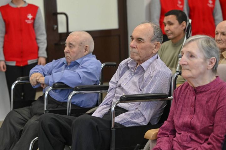 Раис Татарстана Рустам Минниханов в рамках рабочей поездки в Зеленодольск посетил новый «Дом Заботы»