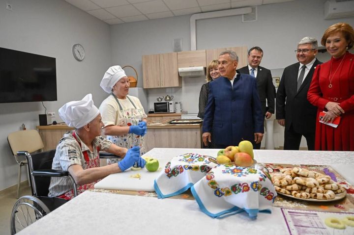 Раис Татарстана Рустам Минниханов в рамках рабочей поездки в Зеленодольск посетил новый «Дом Заботы»