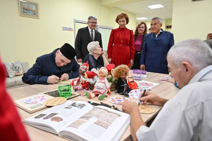 Раис Татарстана Рустам Минниханов в рамках рабочей поездки в Зеленодольск посетил новый «Дом Заботы»