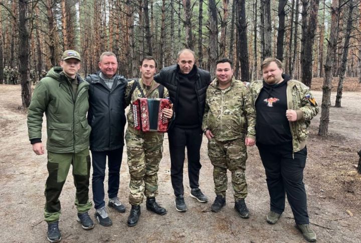 Играй, гармонь, на передовой!