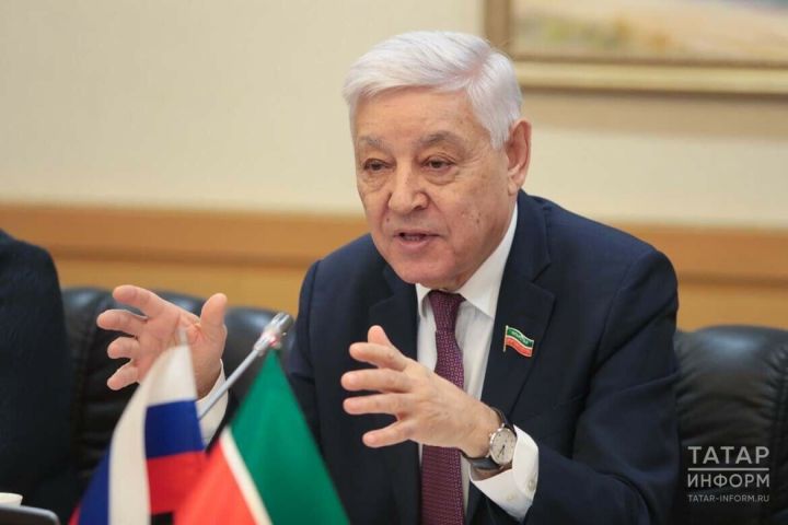 Председатель Госсовета РТ Фарид Мухаметшин отметил сокровенность смыслов во флаге Татарстана
