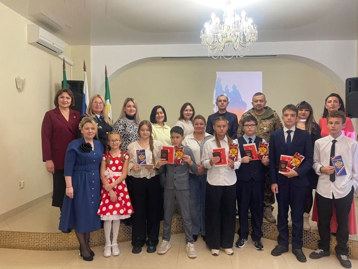 В отделе ЗАГС прошла церемония вручения паспортов юным зеленодольцам