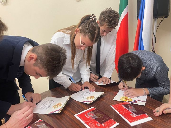 В отделе ЗАГС прошла церемония вручения паспортов юным зеленодольцам