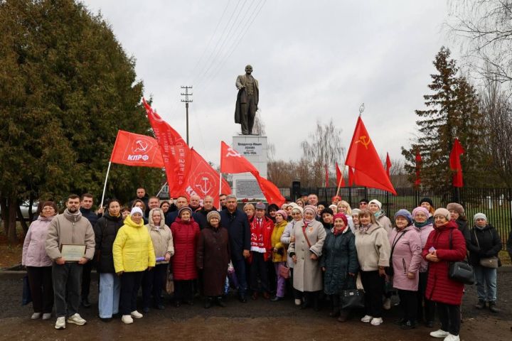 В поселке Васильево открыли обновленный памятник В.И. Ленину