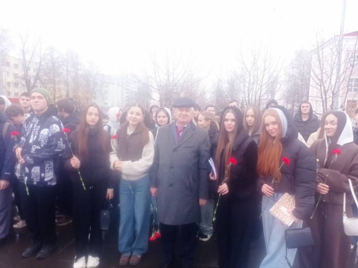 В открытии памятника Ленину в Зеленодольске приняли участие студенты механического колледжа