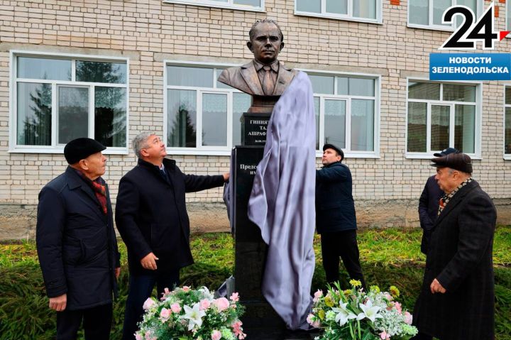 Бюст легендарному руководителю Талгату Гиниятуллину торжественно открыли в деревне Татарское Танаево Зеленодольского района