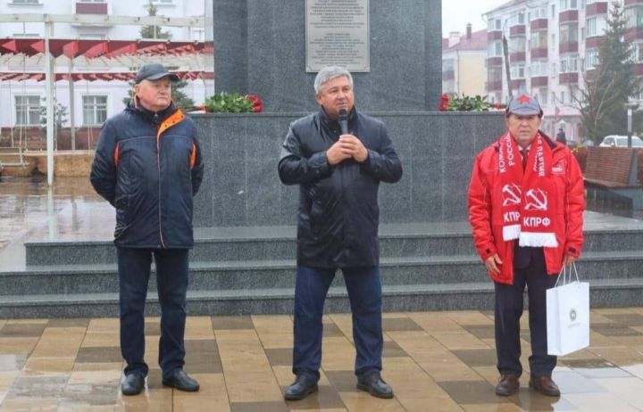 В открытии памятника Ленину в Зеленодольске приняли участие студенты механического колледжа