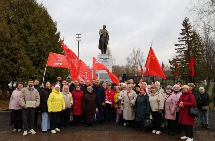 В открытии памятника Ленину в Зеленодольске приняли участие студенты механического колледжа