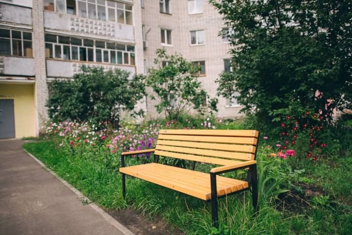 В рамках программы «Наш двор» при обновлении дворов устанавливаются новые скамейки