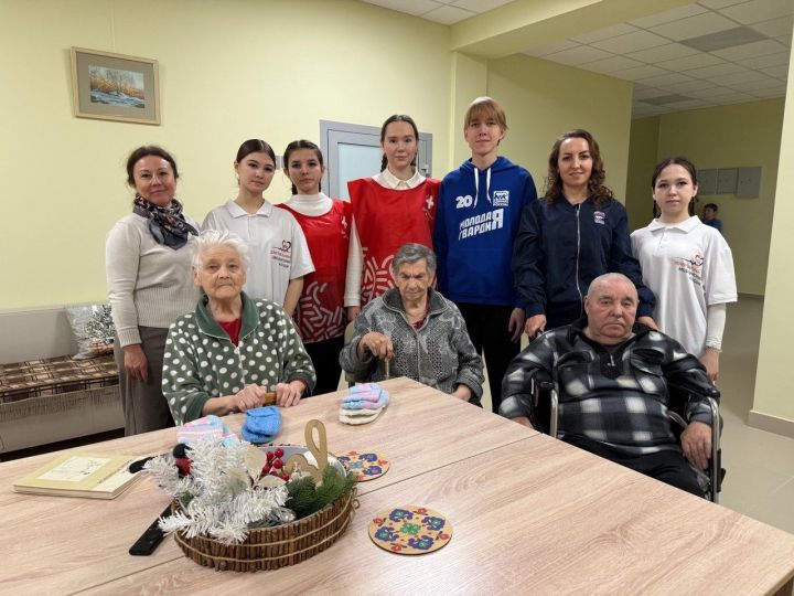 Студенты-молодогвардейцы навестили пожилых земляков в «Доме заботы»