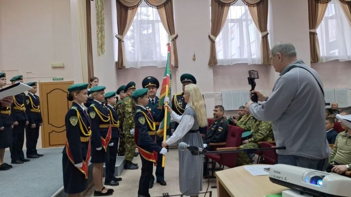 Кадетскому классу зеленодольской школы № 17 торжественно вручили знамя «Юные друзья пограничников»