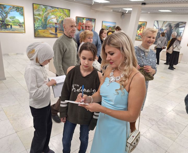 В Художественной галерее Зеленодольска открылась выставка заслуженного деятеля искусств РТ Полины Илюшкиной «Картина мира в красках»