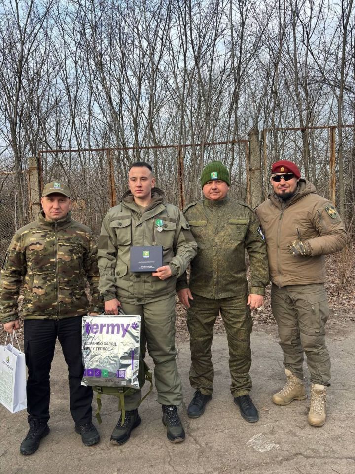 Михаил Афанасьев вручил медаль выпускнику Зеленодольского лицея