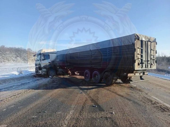 На трассе в Татарстане столкнулись два «КамАЗа»