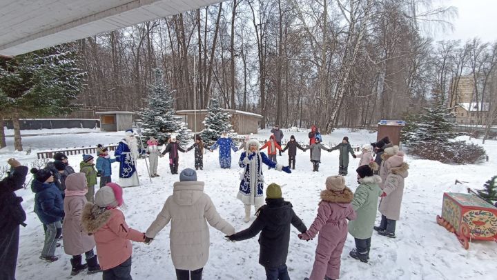Для учеников начальной школы проходит традиционная акция «Наряди ёлочку»
