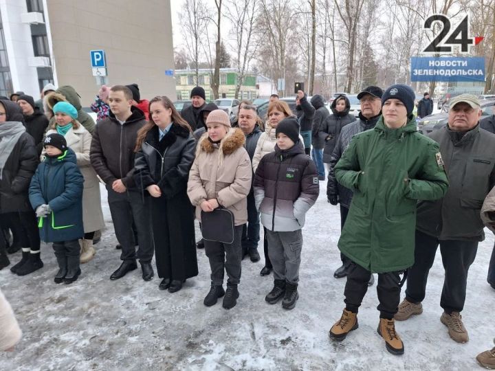 В Зеленодольске торжественно вручили ключи жильцам многоэтажного дома по улице Паратской
