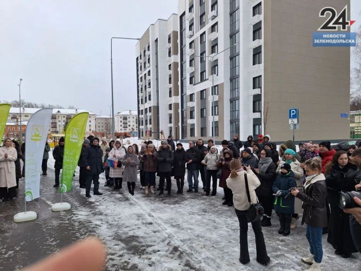 В Зеленодольске торжественно вручили ключи жильцам многоэтажного дома по улице Паратской