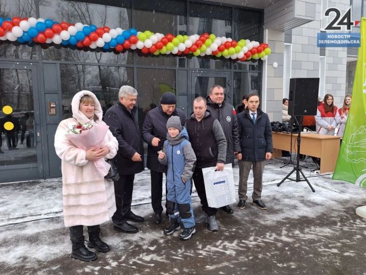 В Зеленодольске торжественно вручили ключи жильцам многоэтажного дома по улице Паратской