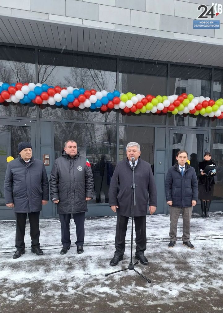 В Зеленодольске торжественно вручили ключи жильцам многоэтажного дома по улице Паратской