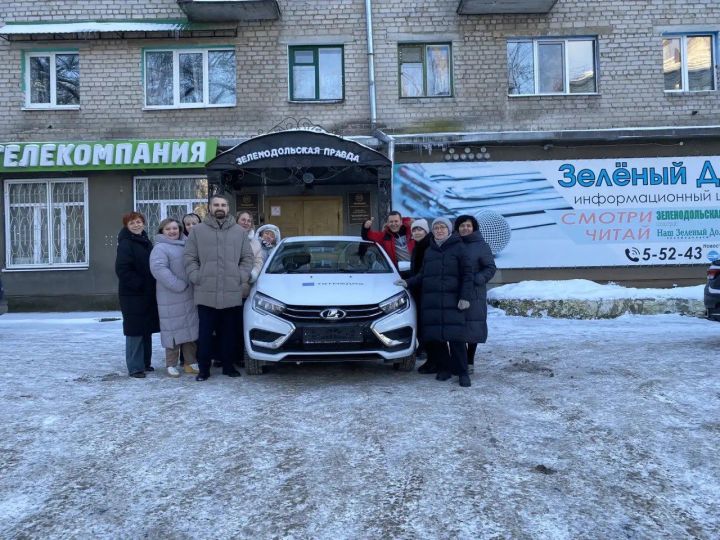 Информационному центру «Зелёный Дол» Рустам Минниханов вручил новую машину