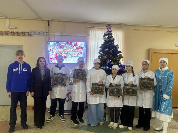 В Зеленодольском медколледже активисты «Молодой гвардии» устроили праздник для первокурсников, отцы которых участвуют в спецоперации