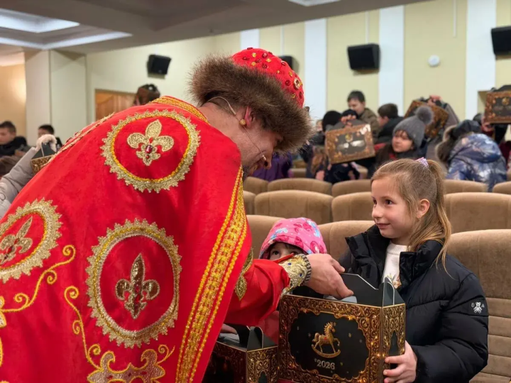 Зеленодольские артисты подарили новогоднюю сказку детям из Лисичанска и Рубежного