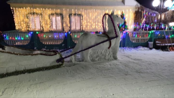 Учитель из Больших Яков Ильгиз Назыров 15 лет создает ледяную сказку у своего дома