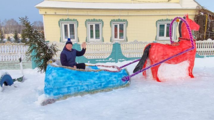 Учитель из Больших Яков Ильгиз Назыров 15 лет создает ледяную сказку у своего дома