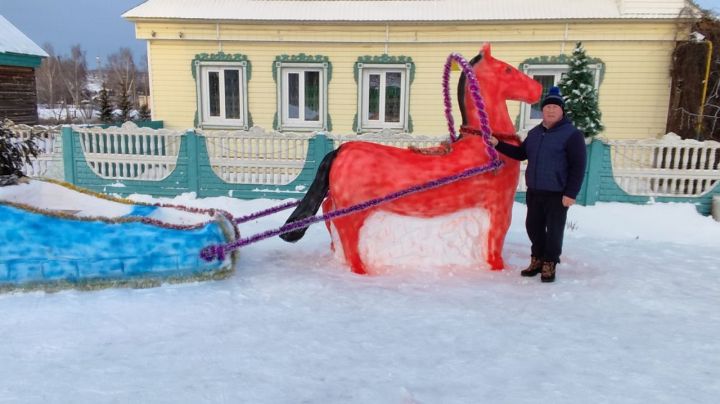 Учитель из Больших Яков Ильгиз Назыров 15 лет создает ледяную сказку у своего дома