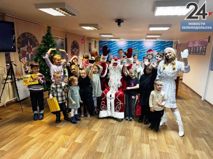 Пожарные поздравили детей с Новым годом