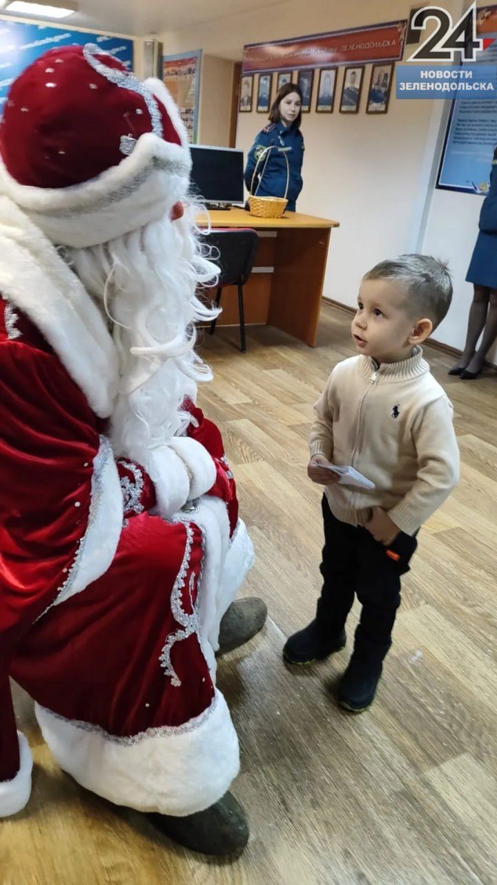 Пожарные поздравили детей с Новым годом