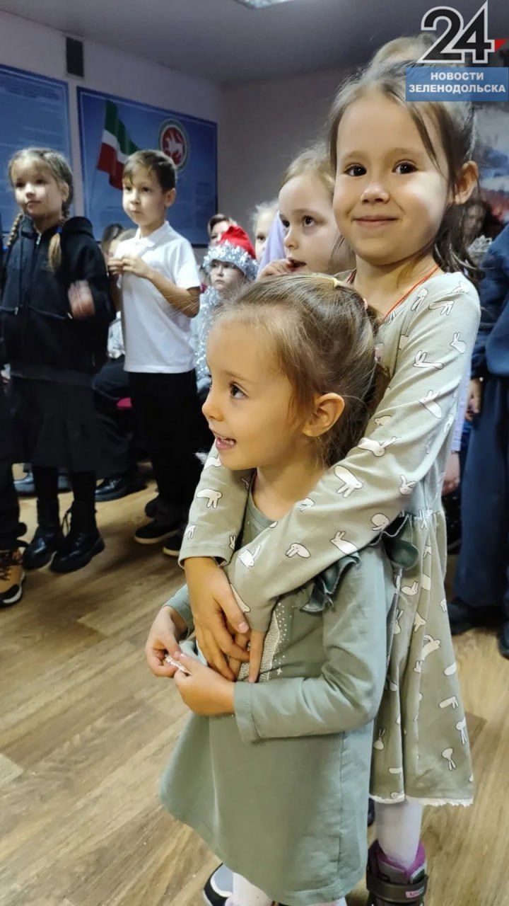 Пожарные поздравили детей с Новым годом