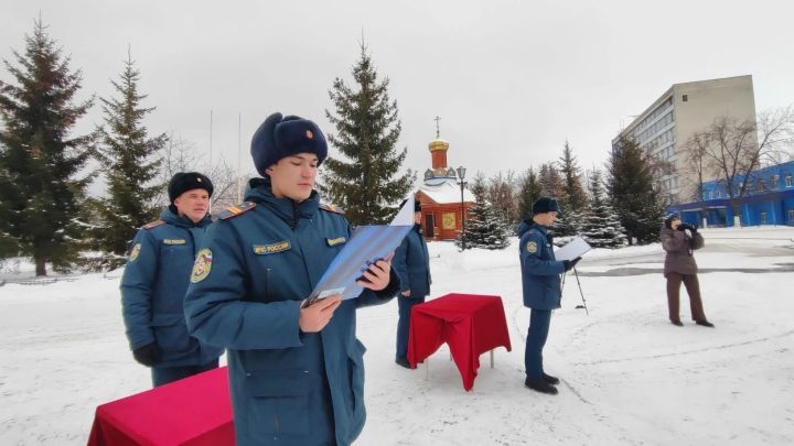 В преддверии Дня спасателя России в Зеленодольском гарнизоне состоялось торжественное принятие присяги молодыми сотрудниками