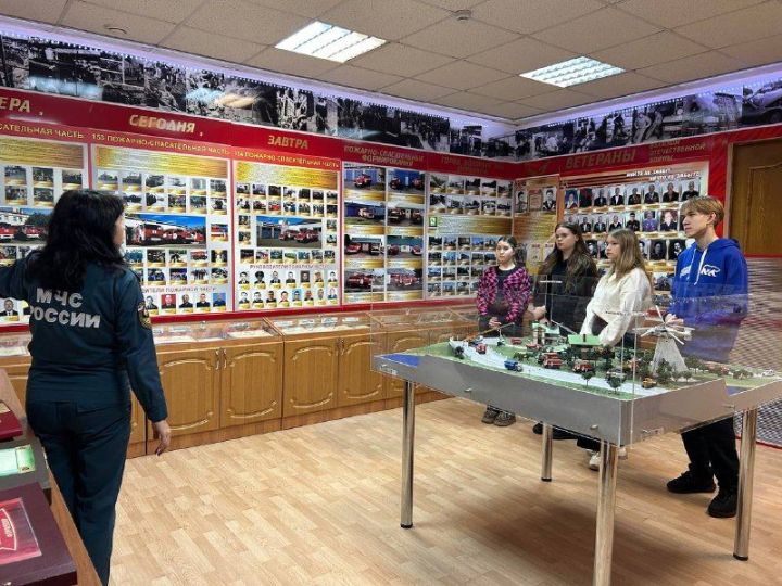 В свой профессиональный праздник зеленодольские пожарные приняли у себя в гостях молодогвардейцев