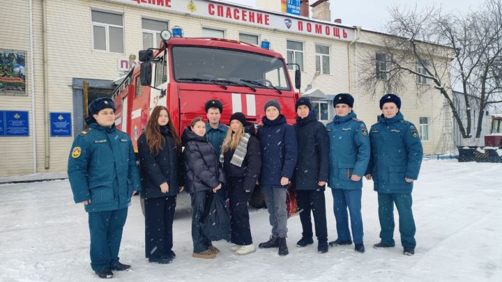 В свой профессиональный праздник зеленодольские пожарные приняли у себя в гостях молодогвардейцев
